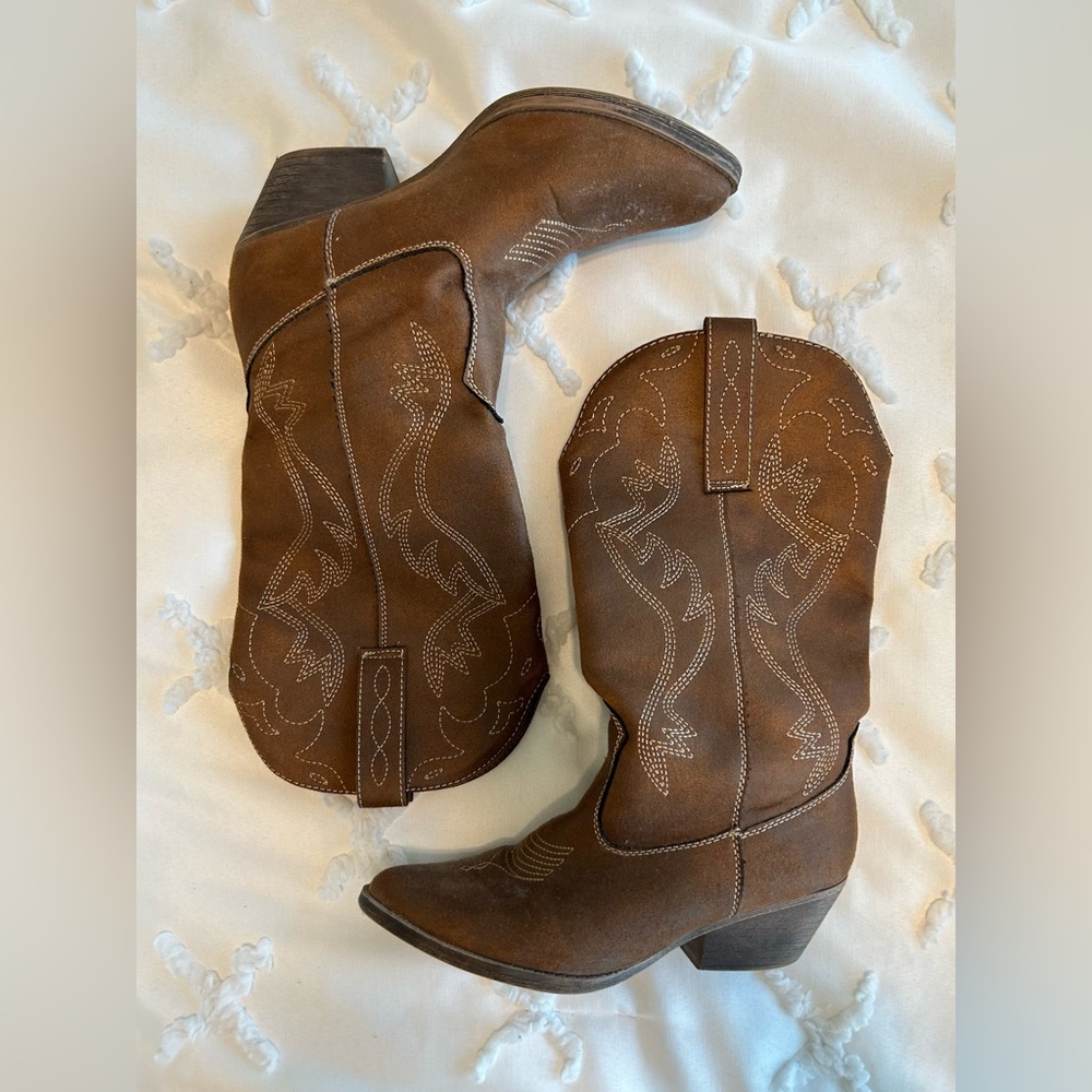 Brown cowboy boots size 6